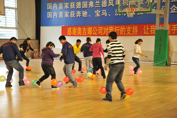 奧吉娜集團(tuán)趣味運(yùn)動(dòng)會(huì)在化工公司體育館中成功召開(kāi)
